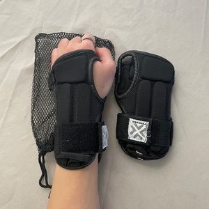 Adjustable wrist guards